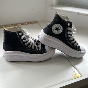 Women’s black platform hi-top chucks size 7